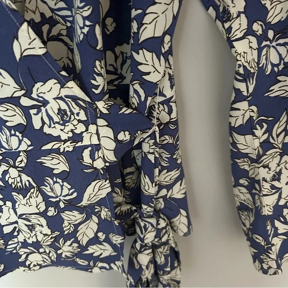 ASTR the Label Periwinkle Floral Puff Sleeve Wrap Blouse Size Medium